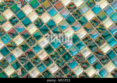 Geometrische blau, violett und grün Mosaikfliesen Muster. Wallpaper Texturen Hintergrund. Kleine Stücke Fliesen für Bau- und Renovierungsarbeiten, decorat Stockfoto
