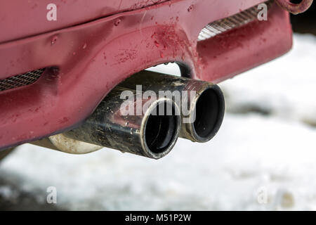 Schließen Sie herauf Bild eines Autos doppelte Auspuffrohr. Emission von giftigen Kohlenmonoxid Gas in der Atmosphäre, Umweltverschmutzung Konzept. Stockfoto