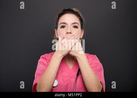 Porträt der Lady Arzt für Mund wie nicht sprechen oder Mute Konzept auf schwarzem Hintergrund Stockfoto