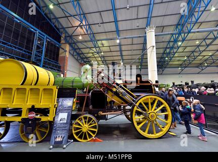 Die Replik von Stephensons Rocket und zart auf Anzeige an der Nationalen Eisenbahn Museum, York, North Yorkshire, England, Großbritannien Stockfoto