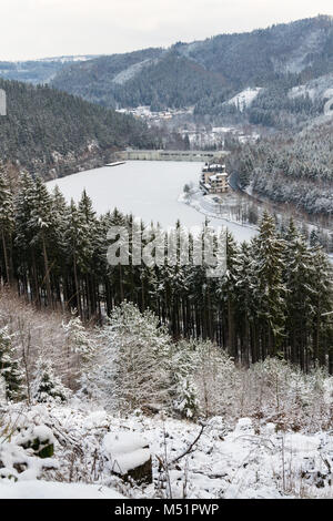 Brezova Dam in der Nähe von Karlovy Vary, Tschechische Republik, winter Luftbild Stockfoto