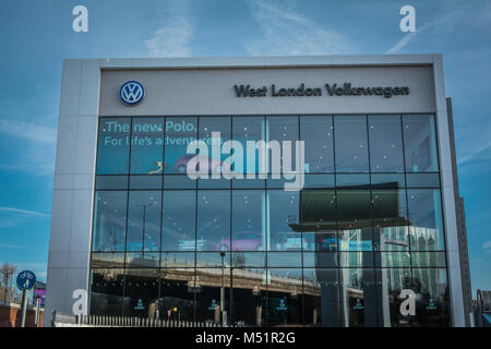 Volkswagen Logo und Beschilderung außerhalb West London HQ in Chiswick West London, Großbritannien Stockfoto