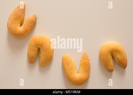 Käse Brot Brötchen als Chipa in Brasilien bekannt, geformt wie ein Hufeisen. Traditionelle Nachmittag Mittagessen. Snacks mit weißem Hintergrund, Minimalismus. Stockfoto