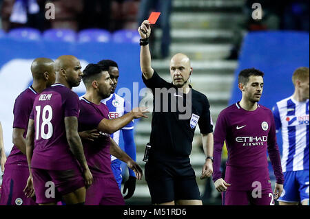 Gleichreferent Anthony Taylor zeigt eine rote Karte zu Manchester City Fabian Delph während der Emirate FA Cup, fünfte Runde bei der DW Stadium, Wigan. Stockfoto