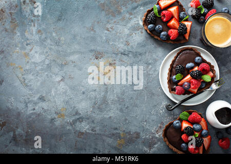 Schokolade Herz geformte ganache Torten mit frischen Beeren für Valentines Tag overhead Shot mit Kopie Raum Stockfoto