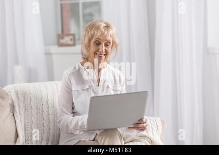 Heiter, reife Frau Suche im Web Stockfoto