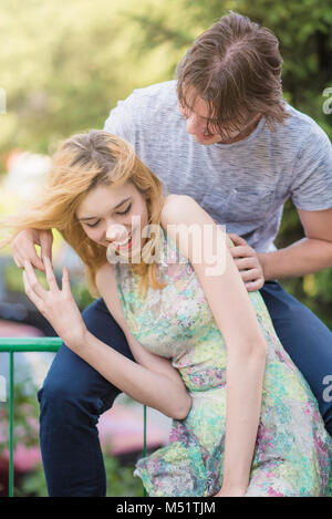 Junges Paar in Liebe im park Stockfoto