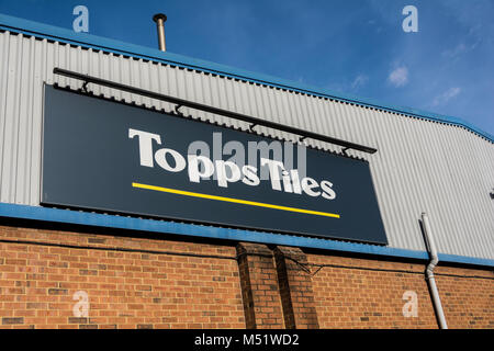 Topps Tiles Lager auf der Great West Road, Brentford, Middlesex, Großbritannien Stockfoto