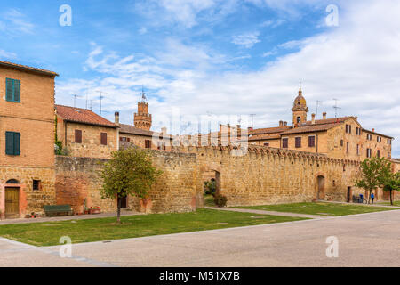 Alte Stadtmauer rund um die alte italienische Dorf Buonconvento Stockfoto