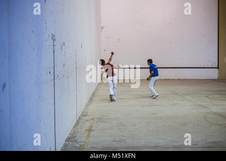 Zwei baskische Pelota Spieler Training bei Gericht, Pamplona, Navarra, Spanien Stockfoto