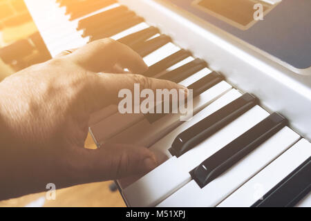 Musiker Klavier zu spielen. Getönten Bild. Stockfoto