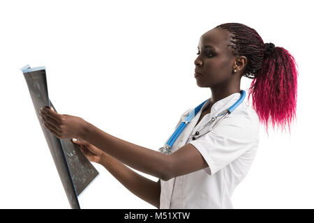 Closeup Portrait des geistigen afrikanische Frau Gesundheitswesen Arzt mit weißen labcoat, im Gehirn x-ray Röntgenbilder, CT, Scan, MRI, isoliert Stockfoto