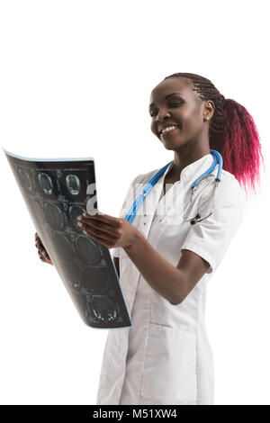 Closeup Portrait des geistigen afrikanische Frau Gesundheitswesen Arzt mit weißen labcoat, im Gehirn x-ray Röntgenbilder, CT, Scan, MRI, isoliert Stockfoto