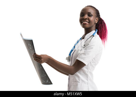 Closeup Portrait des geistigen afrikanische Frau Gesundheitswesen Arzt mit weißen labcoat, im Gehirn x-ray Röntgenbilder, CT, Scan, MRI, isoliert Stockfoto