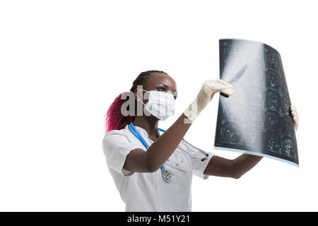 Closeup Portrait des geistigen afrikanische Frau Gesundheitswesen Arzt mit weißen labcoat, im Gehirn x-ray Röntgenbilder, CT, Scan, MRI, isoliert Stockfoto
