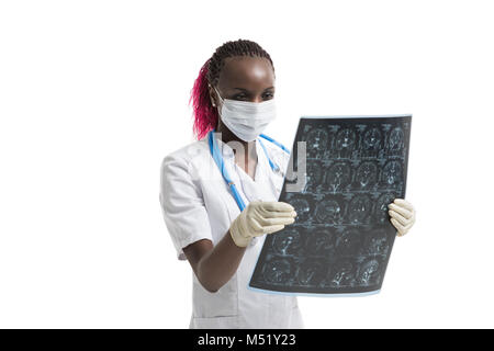 Closeup Portrait des geistigen afrikanische Frau Gesundheitswesen Arzt mit weißen labcoat, im Gehirn x-ray Röntgenbilder, CT, Scan, MRI, isoliert Stockfoto