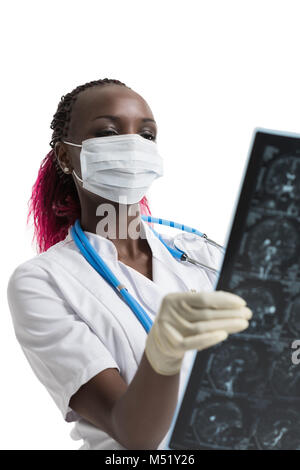 Closeup Portrait des geistigen afrikanische Frau Gesundheitswesen Arzt mit weißen labcoat, im Gehirn x-ray Röntgenbilder, CT, Scan, MRI, isoliert Stockfoto