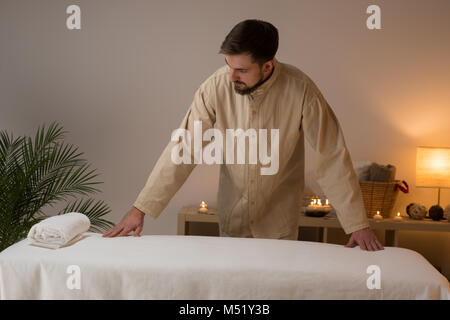 Nach Masseur im Spa oder Beauty Salon Vorbereitung Couch für die Arbeit Stockfoto