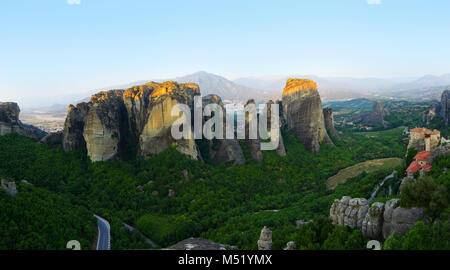 Meteora Berge am frühen Morgen im Sommer Stockfoto