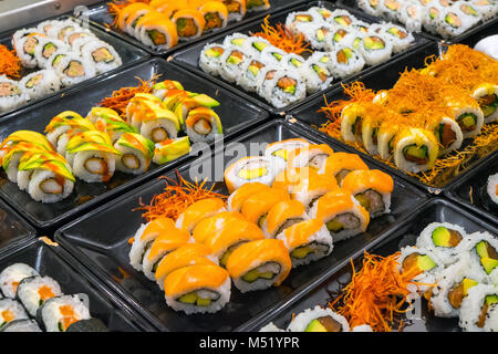 Große Auswahl an Sushi rollt mit Buffet Stockfoto