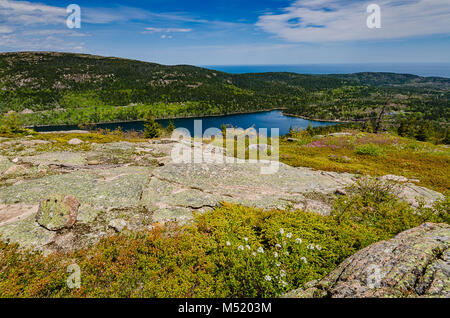 Jordan Teich ist ein Oligotrophen Tarn in Acadia National Park in der Nähe der Stadt Bar Harbor, Maine. Er umfasst 187 Hektar, mit einer maximalen Tiefe von 150 Fuß Stockfoto