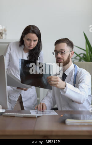 Ärzte diskutieren Darm Xray in Arztpraxis Stockfoto