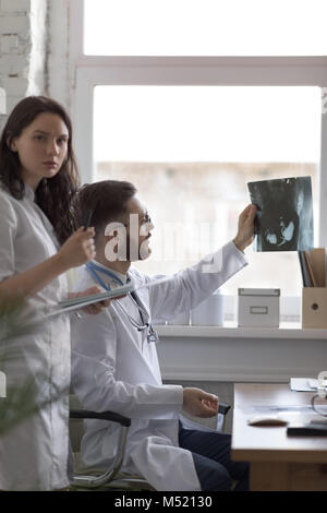 Ärzte diskutieren Darm Xray in Arztpraxis Stockfoto