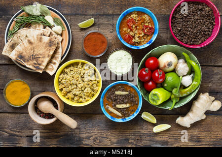 Verschiedene indische, vegetarische Gerichte und Snacks Stockfoto