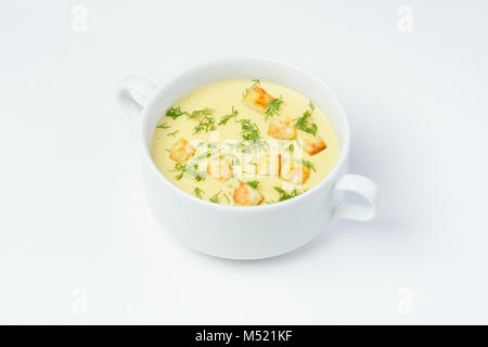 Käse creme Suppe mit Croutons und frischen Kräutern. Weißer Hintergrund Stockfoto