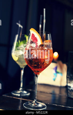 Verschiedene Cocktails an der Bar im Café, Restaurant Stockfoto