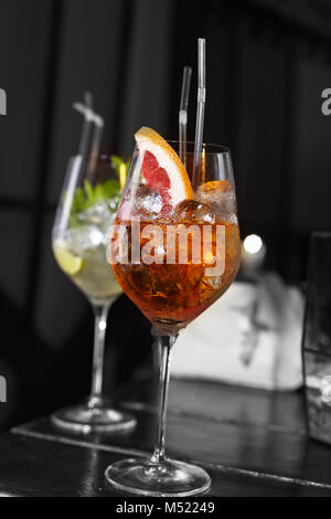 Verschiedene Cocktails an der Bar im Café, Restaurant Stockfoto