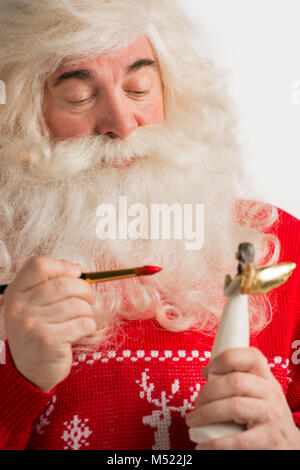 Santa Claus Spielzeug. Malerei und Färbung Weihnachten Dekoration von Angel Statue Stockfoto