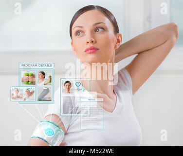 Frau tun Übung tragen intelligente tragbare Gerät mit futuristischen Schnittstelle Stockfoto