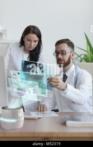 Ärzte diskutieren Darm Xray in Arztpraxis Stockfoto