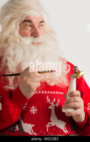 Santa Claus Spielzeug. Malerei und Färbung Weihnachten Dekoration von Angel Statue Stockfoto