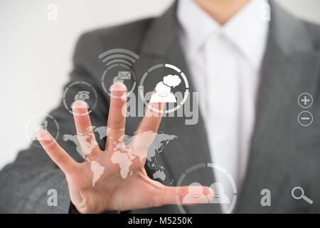 Business Frau zeigt ihre Finger auf virtuellen Web interface Symbole Stockfoto