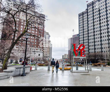 Liebe Park, offiziell bekannt als John F. Kennedy Plaza, ist ein Platz im Zentrum der Stadt, Philadelphia, Pennsylvania. Der Park ist mit dem Spitznamen Love Park f Stockfoto