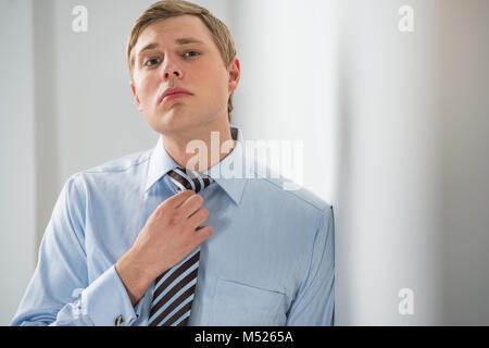 Porträt eines erfolgreichen jungen Geschäftsmann einstellen Krawatte Stockfoto