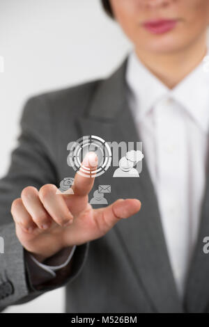 Business Frau zeigt ihre Finger auf virtuellen Web interface Symbole Stockfoto