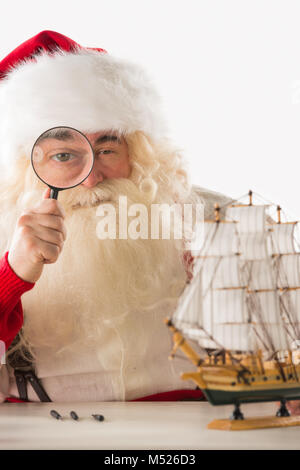 Santa Claus Spielzeug. Mit Blick auf die Kamera durch die Lupe vergrößern Stockfoto