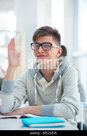 High School Schüler. Schüler seine Hand in der Universität Stockfoto