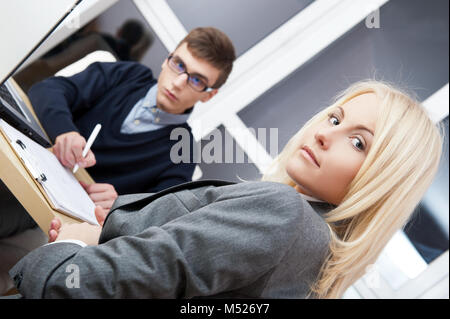 Junge erfolgreiche Geschäftsleute arbeiten im Büro. Stockfoto