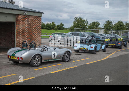 Rennwagen in den Gruben im Croft Rennstrecke, Dalton auf T-Stücke, Darlington, England, Großbritannien Stockfoto