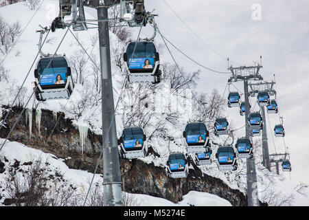 Sochi, Russland - 19. Februar 2018: Skilift in Rosa Khutor Alpine Resort Stockfoto