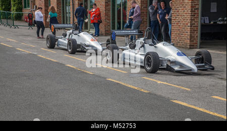 Rennwagen in den Gruben im Croft Rennstrecke, Dalton auf T-Stücke, Darlington, England, Großbritannien Stockfoto