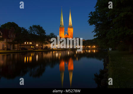 Lübecker Dom/Dom zu Lübeck/Lübecker Dom bei Nacht beleuchteten Türme, Schleswig-Holstein, Deutschland Stockfoto