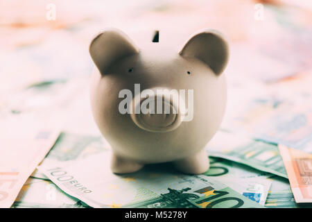 Piggy Kässeli mit Euro-bargeld Stockfoto