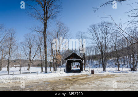 Das McWilliam Covered Bridge ist ein 62 Fuß Holz- span Kreuzung ein Zweig der Saxtons River in Grafton, Vermont. Stockfoto