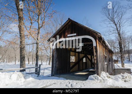 Das McWilliam Covered Bridge ist ein 62 Fuß Holz- span Kreuzung ein Zweig der Saxtons River in Grafton, Vermont. Stockfoto