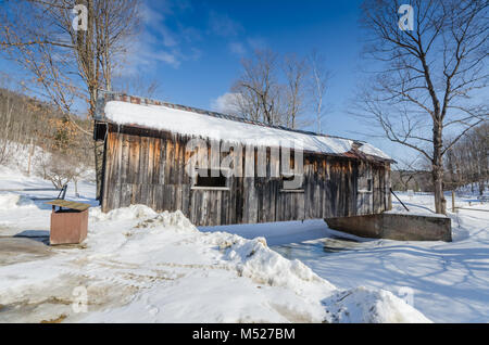 Das McWilliam Covered Bridge ist ein 62 Fuß Holz- span Kreuzung ein Zweig der Saxtons River in Grafton, Vermont. Stockfoto